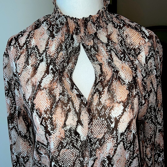 IZI NEW YORK Snake Print Top - Picture 6 of 15